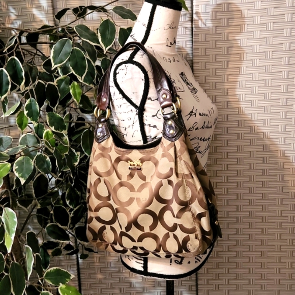 Coach Madison Maggy Shoulder Bag Witj Gold Hardware - Picture 2 of 13